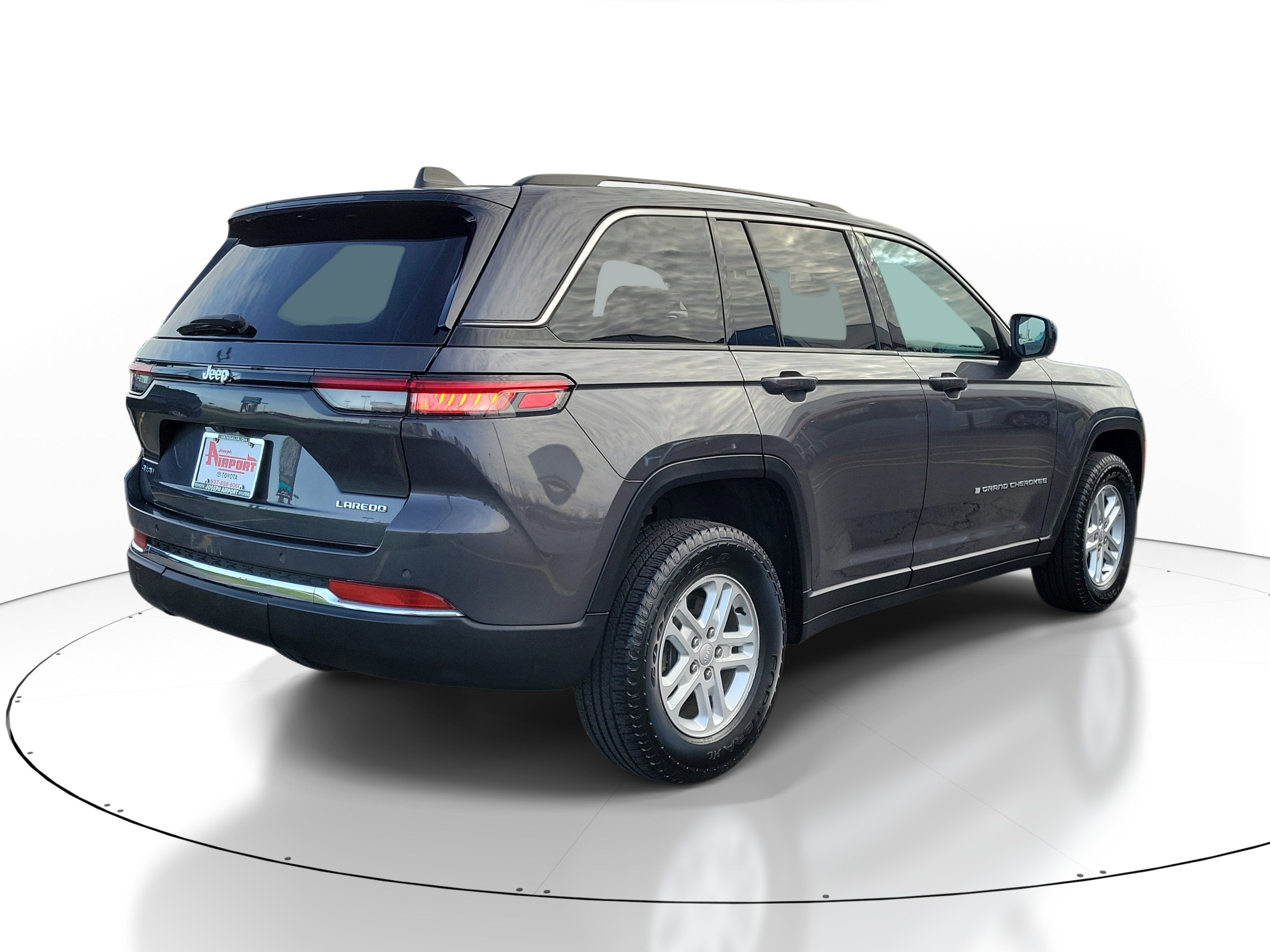 Used 2024 Jeep Grand Cherokee Laredo AWD/4WD image 4