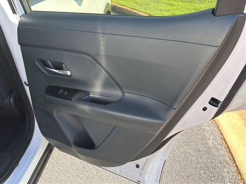 Used 2025 Nissan Kicks SV FWD image 15