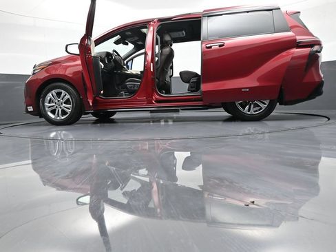 Used 2021 Toyota Sienna Platinum AWD/4WD image 50