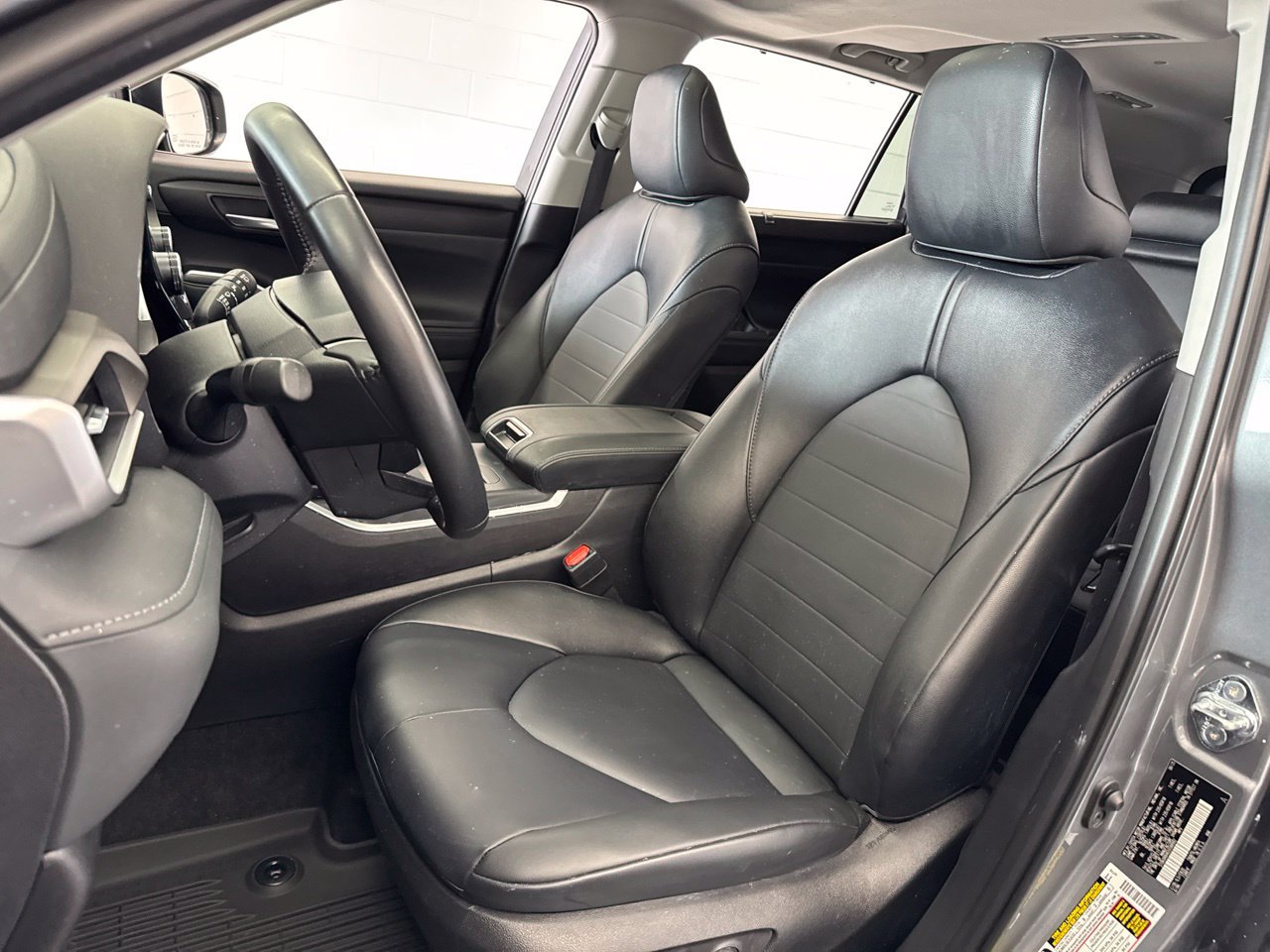 Used 2025 Toyota Highlander XLE AWD/4WD image 17