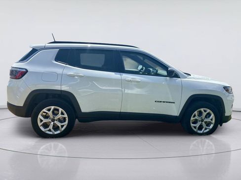 Used 2025 Jeep Compass Latitude AWD/4WD image 2