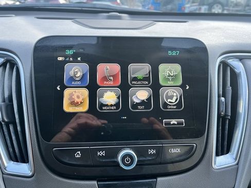 Used 2018 Chevrolet Malibu Premier w/ Driver Confidence Package image 9