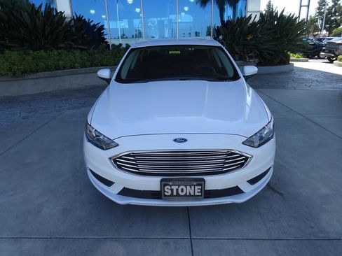 Used 2017 Ford Fusion SE w/ Fusion SE Technology Package FWD image 2