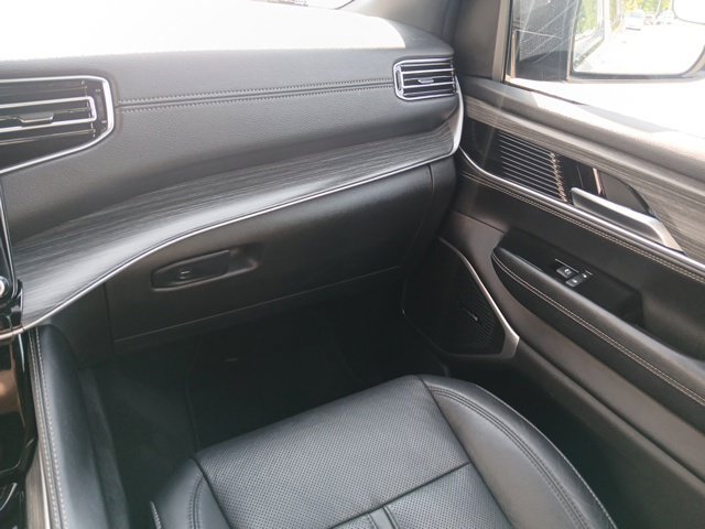 Used 2024 Jeep Wagoneer L Series II AWD/4WD image 38