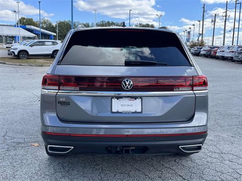 Certified 2025 Volkswagen Atlas SE image 4