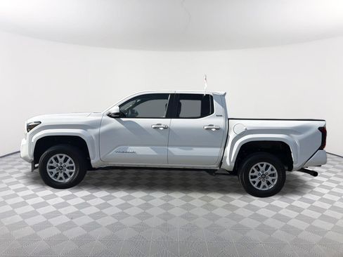 Certified 2025 Toyota Tacoma SR5 AWD/4WD image 13