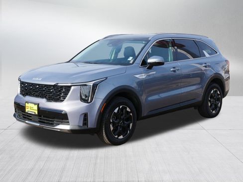 Certified 2025 Kia Sorento S w/ Panoramic Sunroof Package image 3