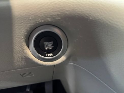 Used 2020 Chrysler Pacifica Touring-L FWD image 24
