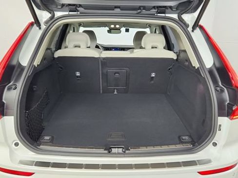 Certified 2025 Volvo XC60 B5 Ultra w/ Protection Package Premier AWD/4WD image 37