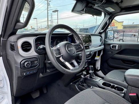 Used 2025 Jeep Wrangler Unlimited Sahara AWD/4WD image 12