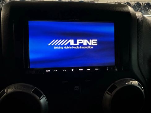 Used 2017 Jeep Wrangler Unlimited Rubicon w/ Connectivity Group image 22