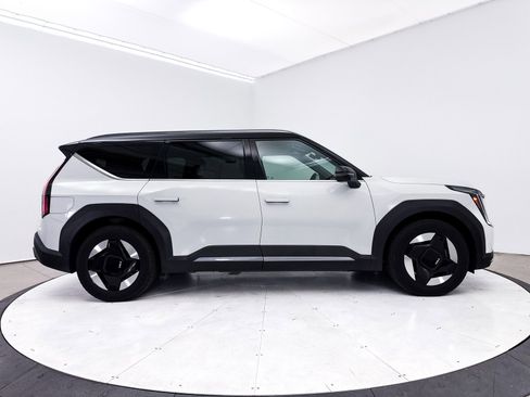 Used 2024 Kia EV9 Wind AWD/4WD image 37