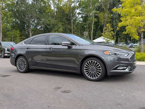 Used 2017 Ford Fusion SE w/ Fusion SE Technology Package FWD image 2