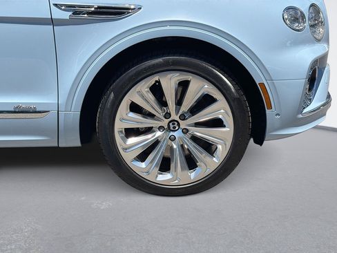 Used 2023 Bentley Bentayga Plug-In Hybrid AWD/4WD image 34