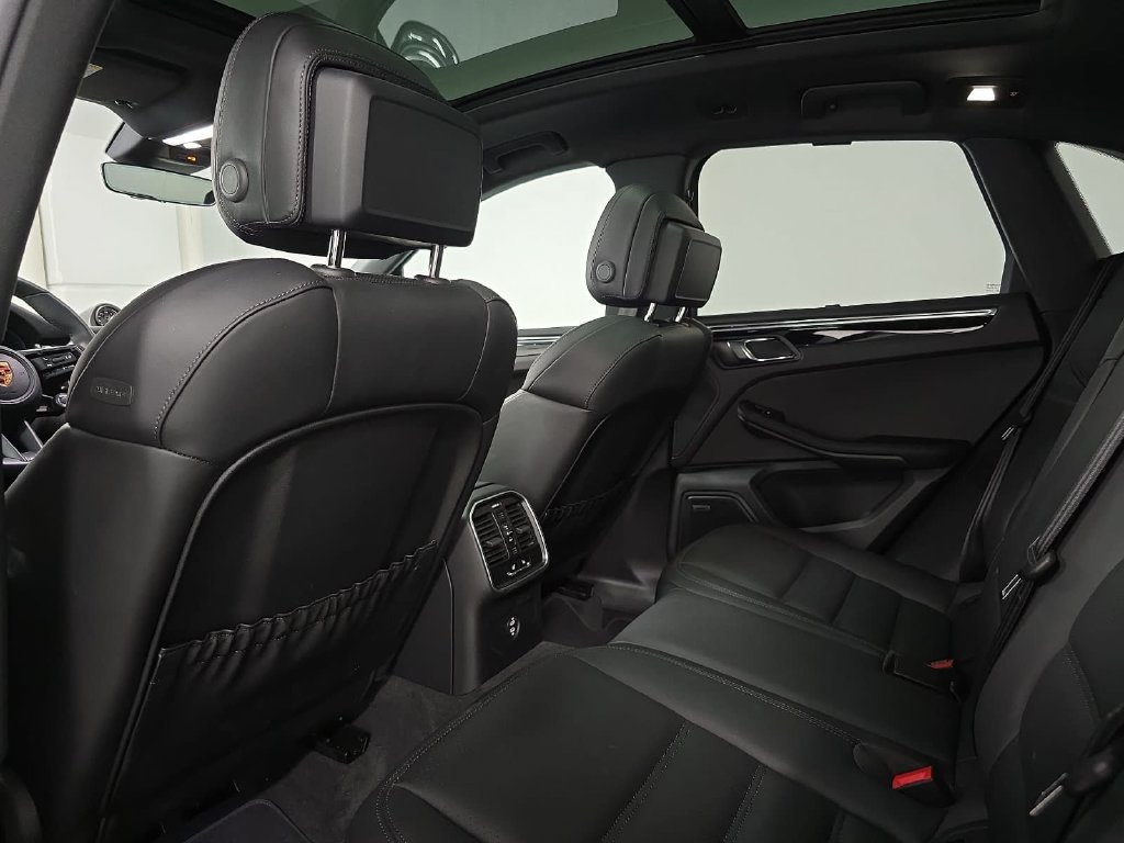 Certified 2026 Porsche Macan AWD/4WD image 28