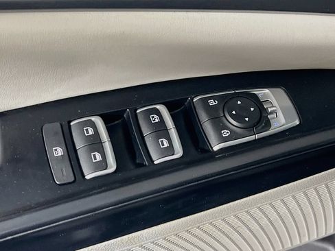 Used 2024 Kia Carnival LX FWD image 16