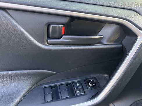 Used 2019 Toyota RAV4 LE image 21
