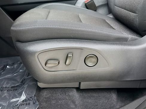 Used 2025 Chevrolet Traverse LT FWD image 21