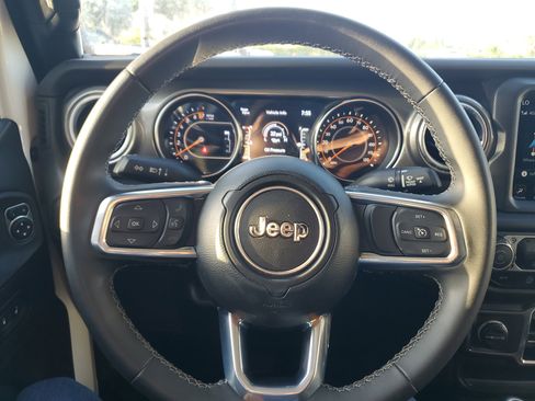 Used 2023 Jeep Gladiator Overland image 17