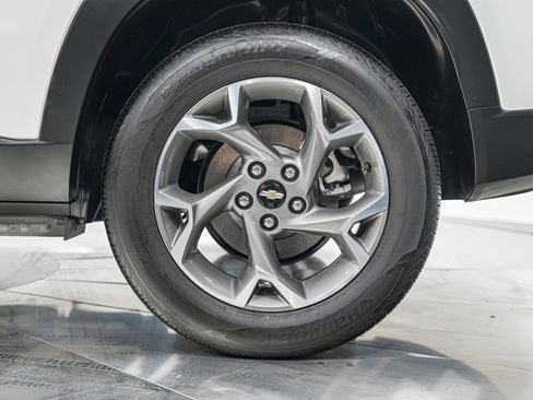 Used 2025 Chevrolet Trax LT w/ LT Convenience Package FWD image 4