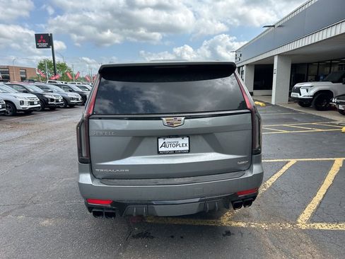 Used 2023 Cadillac Escalade ESV V image 2