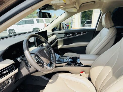 Used 2022 Lincoln Nautilus FWD w/ Premium Package image 5