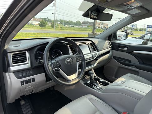 Certified 2018 Toyota Highlander XLE AWD/4WD image 9