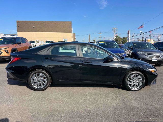 Certified 2024 Hyundai Elantra SEL FWD image 5