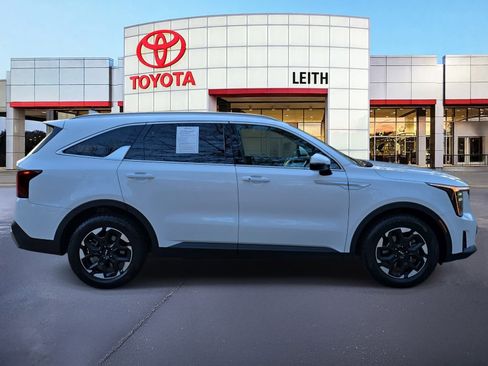 Used 2024 Kia Sorento S image 4