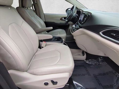 Used 2017 Chrysler Pacifica Touring-L Plus image 22
