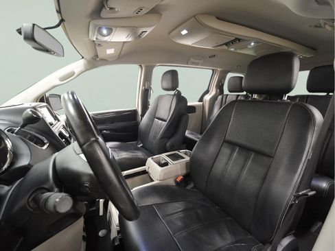 Used 2016 Chrysler Town & Country Touring FWD image 11