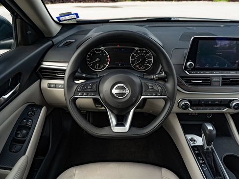 Used 2025 Nissan Altima 2.5 SV FWD image 23