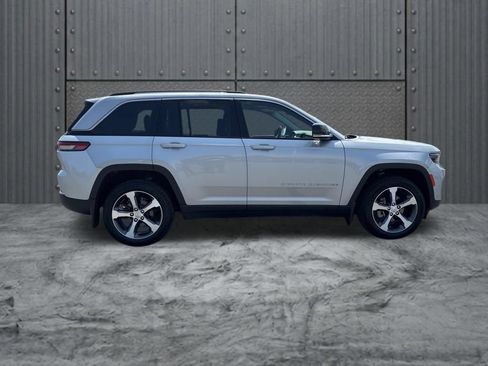 Used 2023 Jeep Grand Cherokee Limited w/ Luxury Tech Group II AWD/4WD image 8