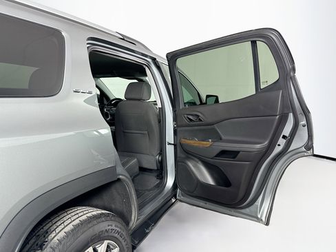 Used 2023 GMC Acadia SLE w/ Driver Convenience Package image 32