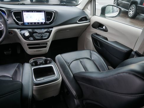 Certified 2023 Chrysler Pacifica Touring-L image 11