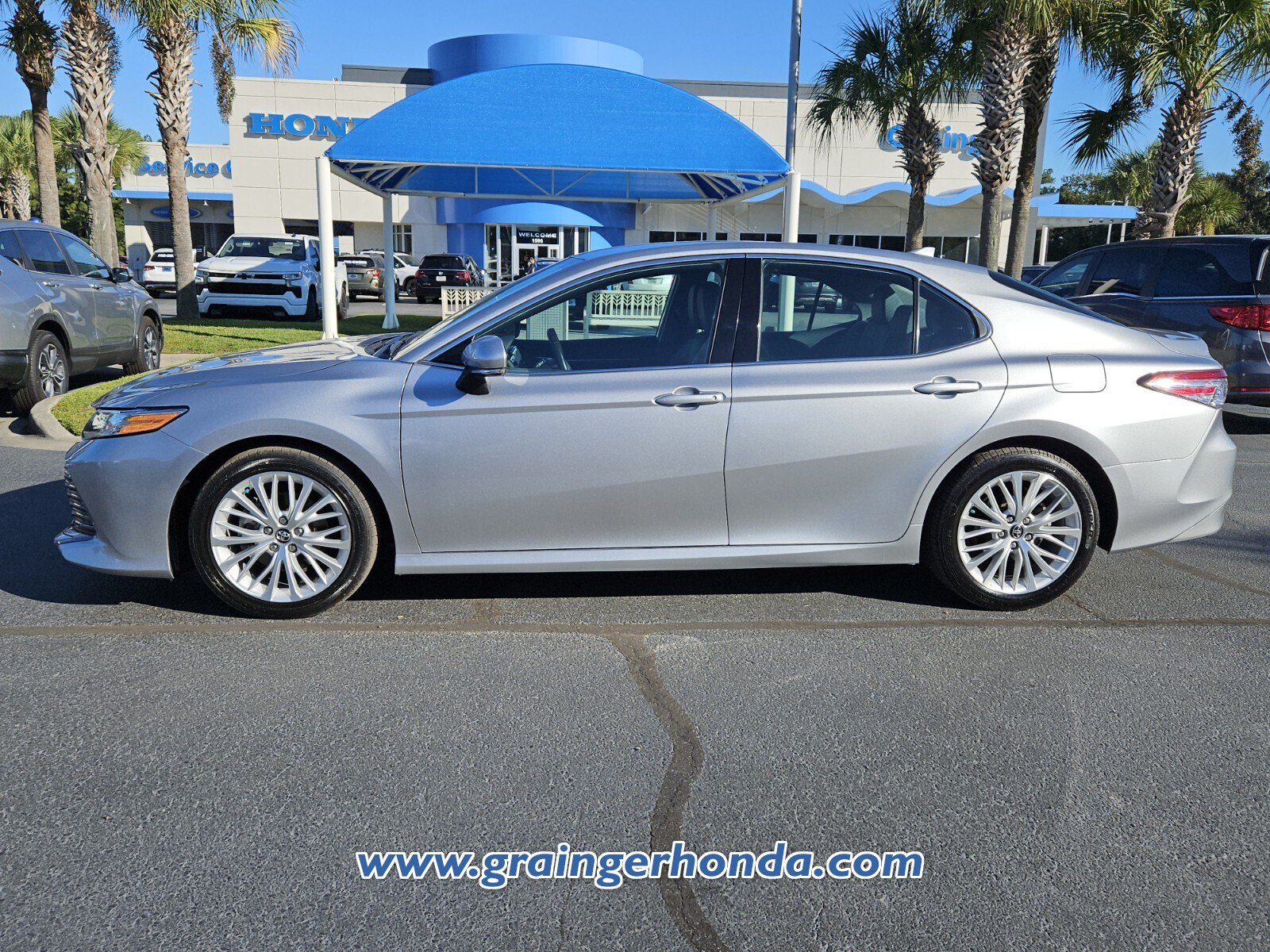 Used 2020 Toyota Camry XLE FWD image 2