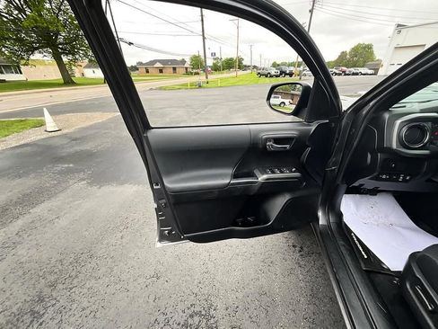 Used 2022 Toyota Tacoma TRD Sport AWD/4WD image 18