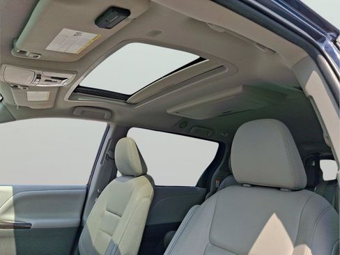 Used 2020 Toyota Sienna XLE Premium w/ Carpet Mat Package FWD image 13