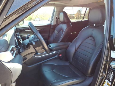 Used 2023 Toyota Highlander XLE image 4
