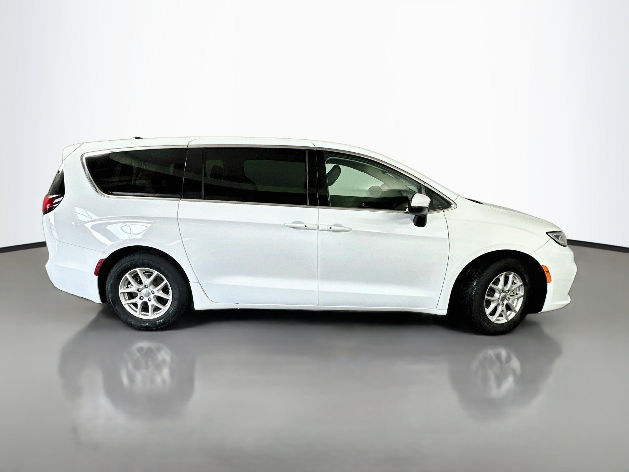 Used 2023 Chrysler Pacifica Touring-L FWD image 8