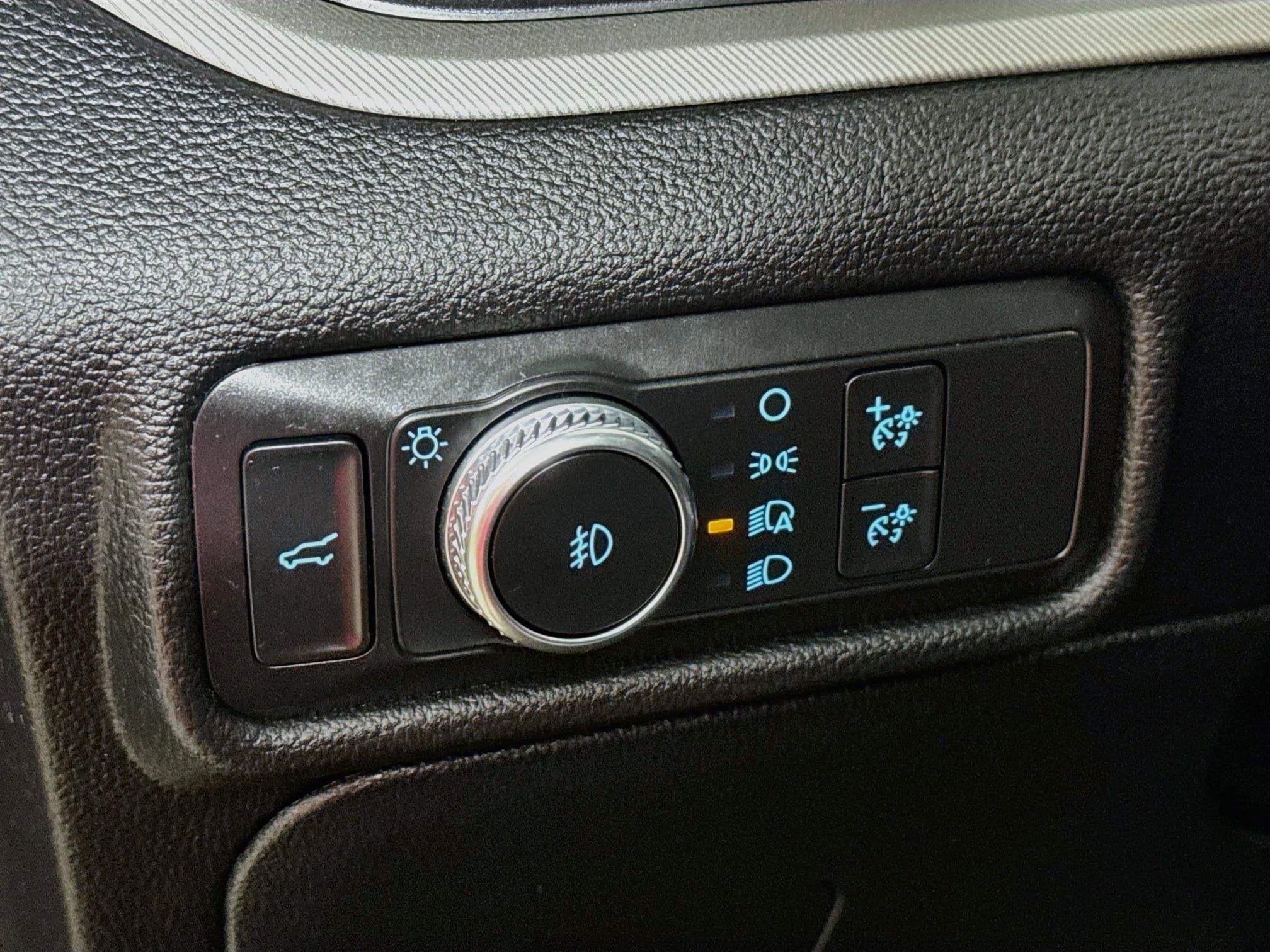 Used 2020 Ford Explorer XLT w/ Equipment Group 202A AWD/4WD image 13
