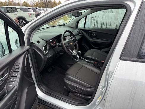 Used 2022 Chevrolet Trax LT w/ LT Convenience Package image 11