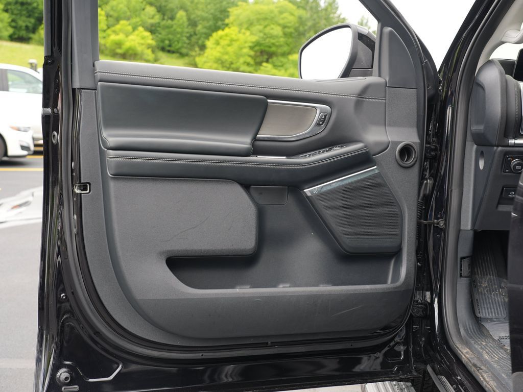 Used 2025 Ford Expedition Platinum AWD/4WD image 14