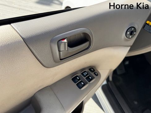 Used 2012 Kia Sedona LX image 11