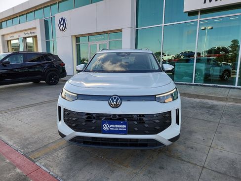 New 2026 Volkswagen Tiguan SE FWD image 2