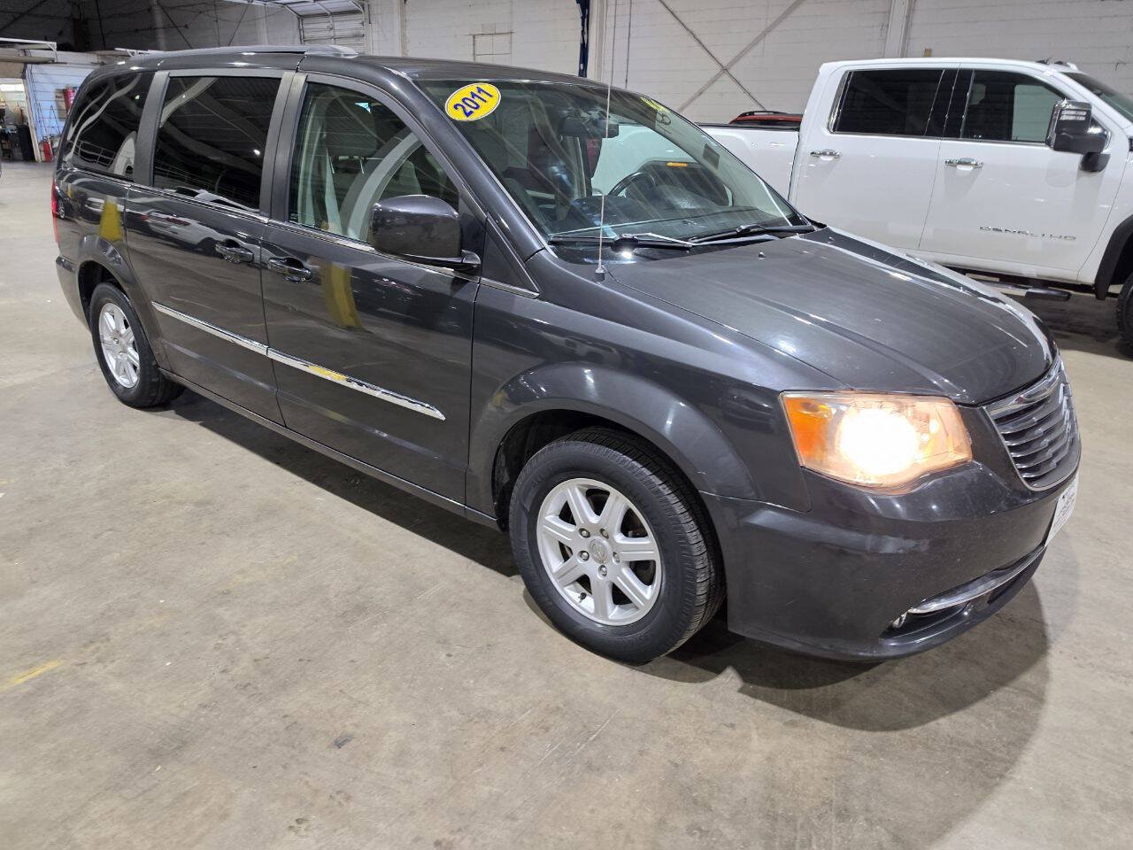 Used 2011 Chrysler Town & Country Touring FWD image 17