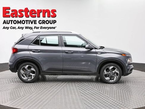 Used 2024 Hyundai Venue SEL FWD image 4