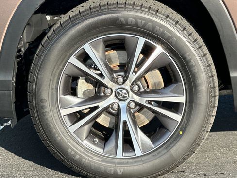 Used 2018 Toyota Highlander LE w/ Carpet Mat Package (TMS) image 25