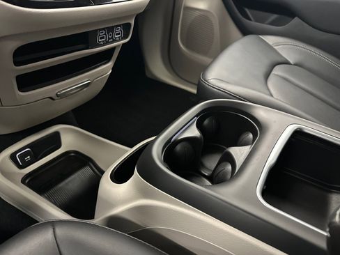 Used 2024 Chrysler Pacifica Touring-L image 31