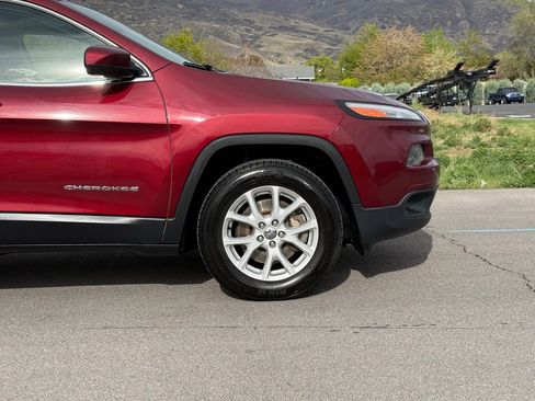Used 2018 Jeep Cherokee Latitude image 3